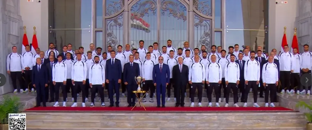 السيسي للاعبي المنتخب: استحققتم «كأس الفخر والاعتزاز» وأوسمة التكريم بجدارتكم