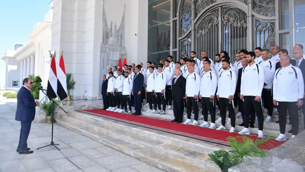 السيسي يمنح المنتخب الوطني كأس الفخر والاعتزاز