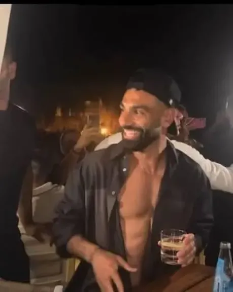 ”بعد تصدره التريند.. سر زجاجة المياه الفوارة التي أثارت الفضول في يد محمد صلاح”