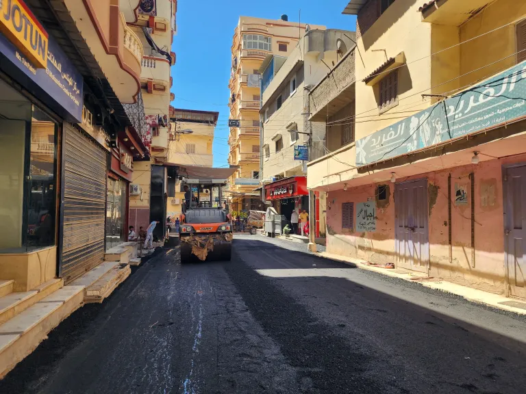 شارع البحر بإدكو في ثوب جديد.. محافظ البحيرة تتابع اللمسات الأخيرة لأعمال الرصف والتطوير