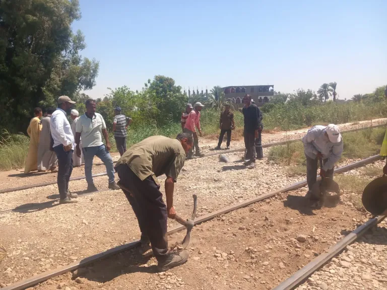 غلق 20 معبراً غير قانوني على شريط السكك الحديدية بدشنا 