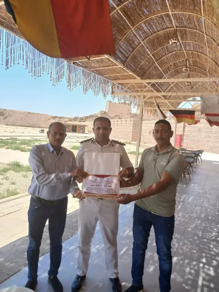 اثناء تكريم مراقب الامن