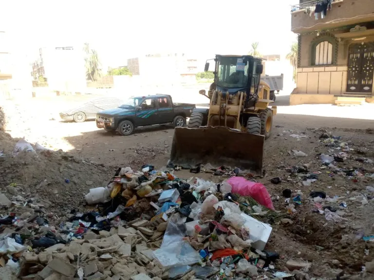 رفع 50 طناً من المخلفات وتراكمات القمامة بالشوارع الرئيسية بحملة نظافة وتجميل مكبرة بقفط قنا