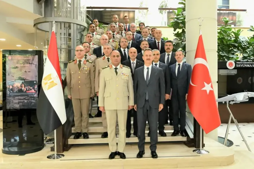 وزير الدفاع والإنتاج الحربى يعود إلى أرض الوطن بعد إنتهاء زيارته الرسمية لجمهورية تركيا