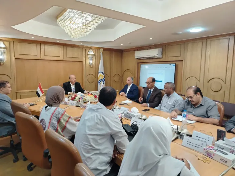 السكرتير العام المساعد لمحافظة قنا يناقش تطبيق دليل الهوية البصرية والطابع العمراني بمدن المحافظة