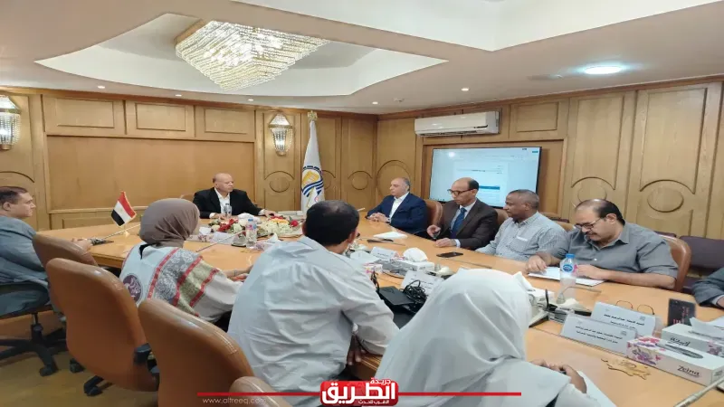 السكرتير العام المساعد لمحافظة قنا يناقش تطبيق دليل الهوية البصرية والطابع العمراني بمدن المحافظة