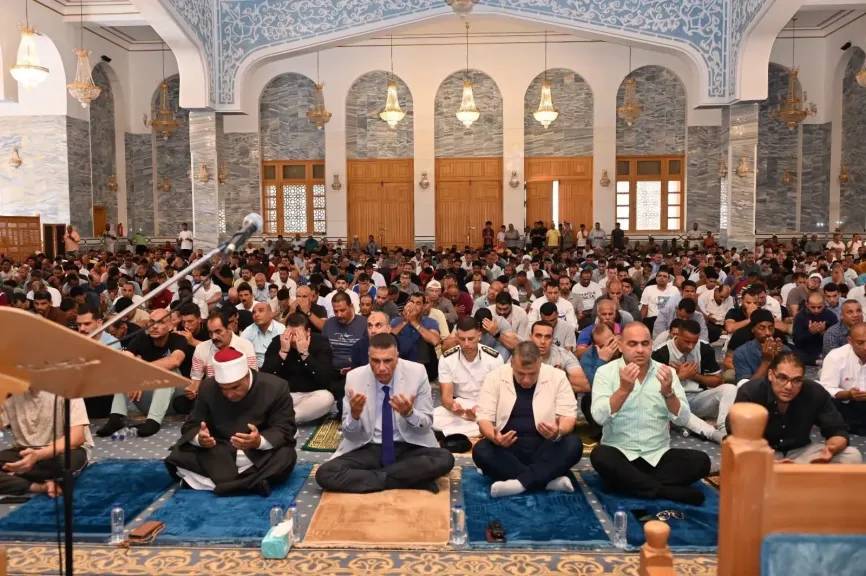 محافظ جنوب سيناء يتابع مطالب المواطنين عقب صلاة الجمعة بمسجد السلام بشرم الشيخ