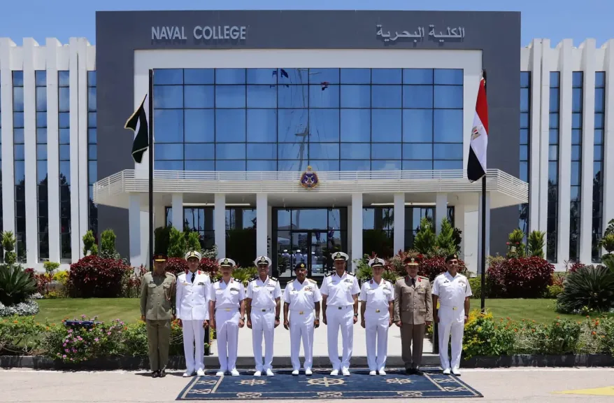 قائد القوات البحرية يلتقي برئيس هيئة الأركان البحرية الباكستانية
