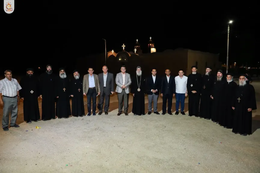محافظ قنا يطمئن علي صحة مطران نقادة وقوص ويبحثان جهود التنمية والتطوير
