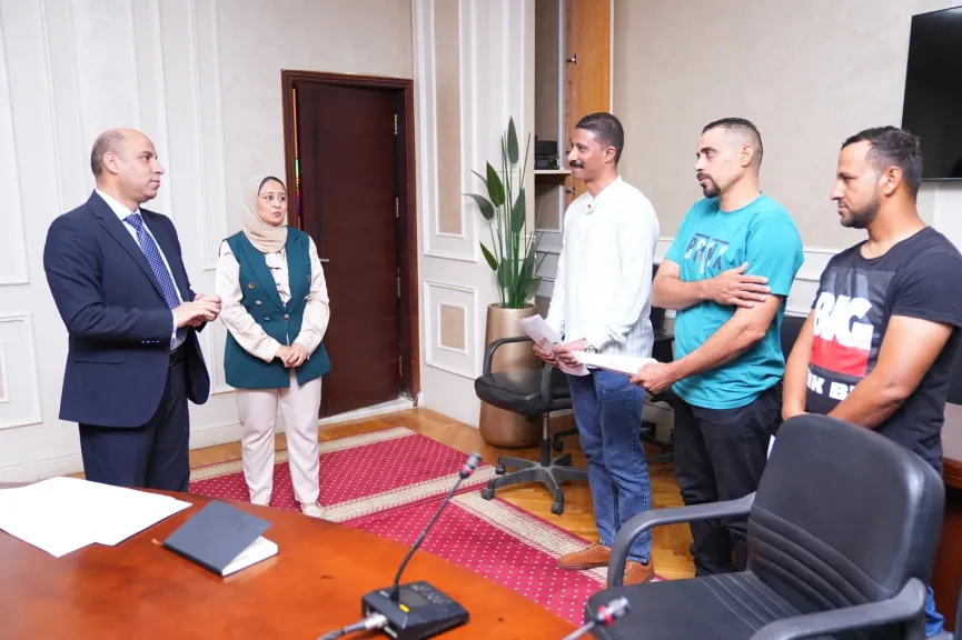 وزير العمل يُسلِّم عقود عمل جديدة لفنيي الصيانة الميكانيكية والكهربائية للعمل في شركات لبنانية