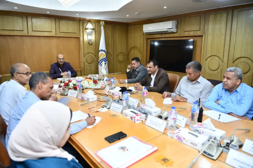 السكرتير العام لمحافظة قنا يترأس لجنة تعظيم الموارد الذاتية وتعزيز كفاءة تحصيل الإيرادات بالمحافظة