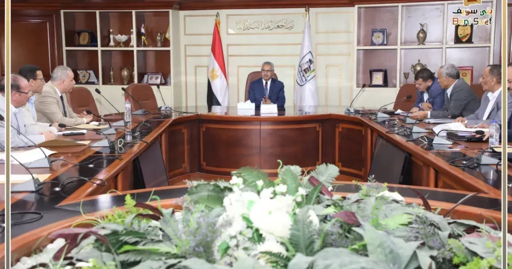 محافظ بني سويف يُناقش مقترحات الضرائب العقارية لتعزيز التحول الرقمي