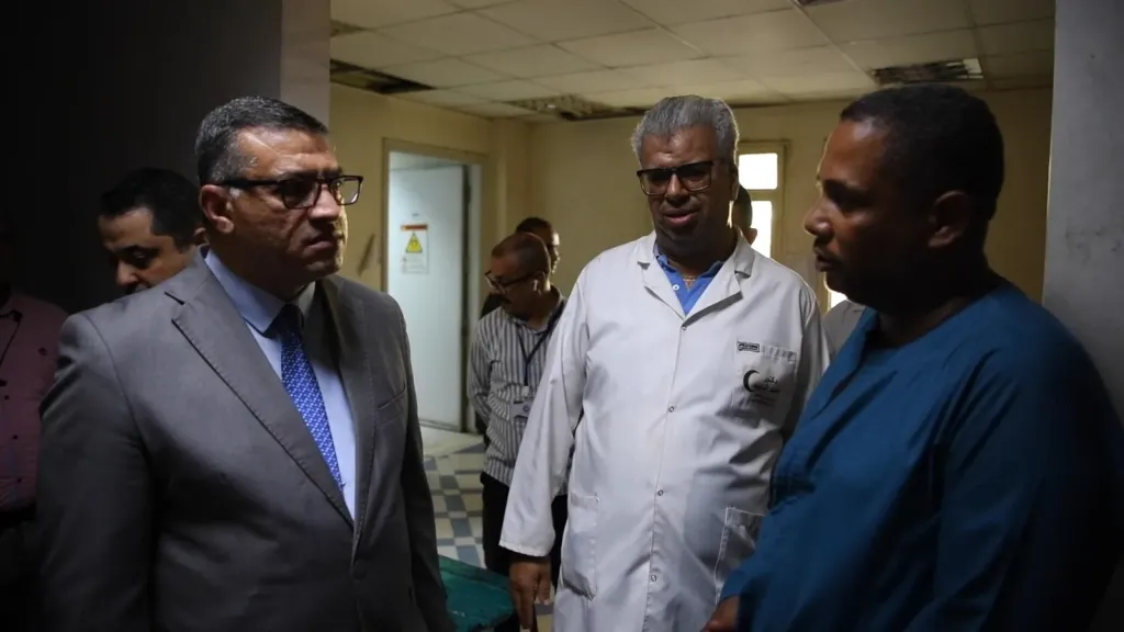 محافظ قنا يقيل مدير مستشفى قنا العام ونقل مدير الشؤون الإدارية وإحالة مسؤول الدفاتر للتحقيق لتردي الأوضاع الصحية