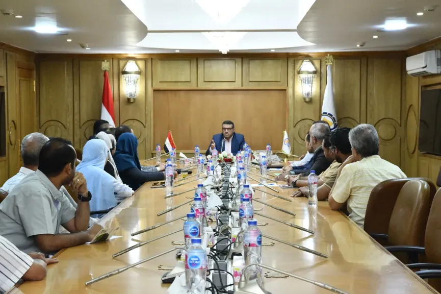محافظ قنا يوجه بوضع خطة واضحة للنهوض بالأداء الإداري والخدمي بمستشفى قنا العام