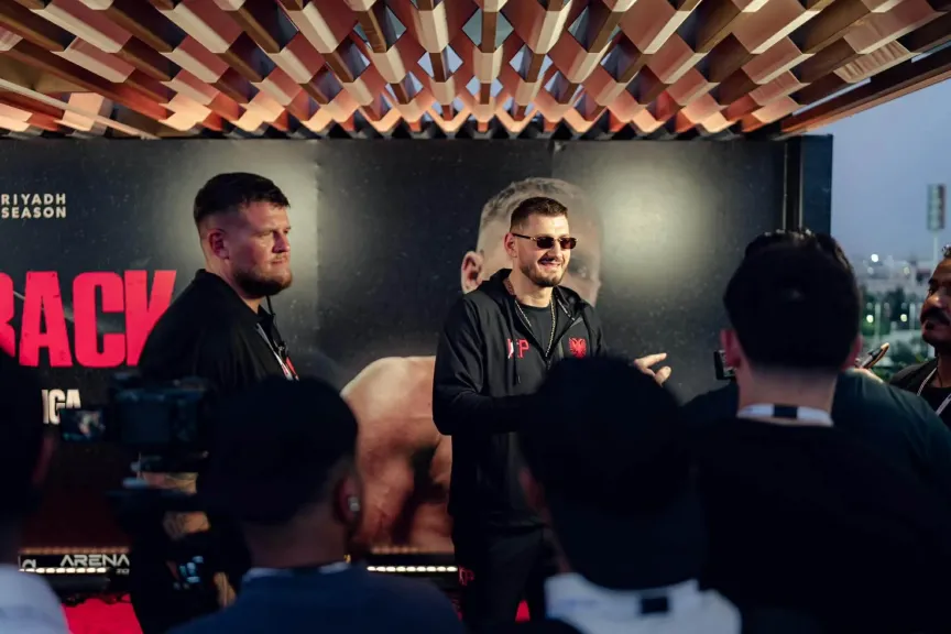 نجوم ”The Comeback” يتألقون في حفل الوصول الكبير بجدة قبل ليلة الملاكمة العالمية السبت