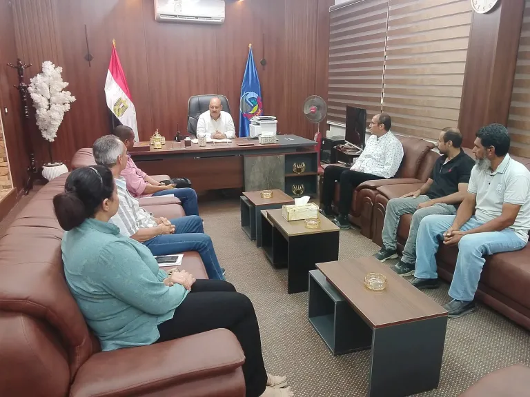 رئيس مركز ومدينة بدر يعقد اجتماعًا لحث المواطنين على سرعة تقنين أوضاع المحال التجارية