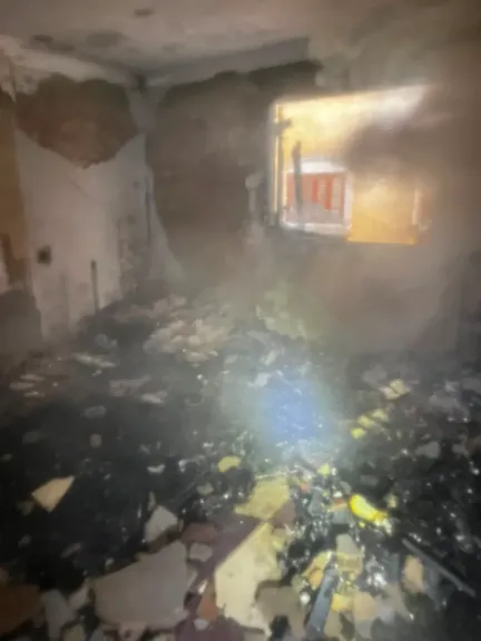 لسيراميك الجو حار ومحاصرة النيران.. لقطات لجهود الإطفاء في حريق شقة النزهة (صور)