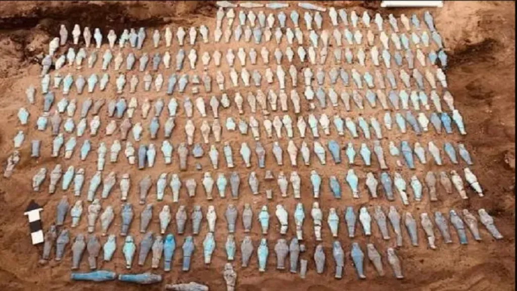 المنوفية تخبئ كنزًا جديدًا.. الآثار تكشف: 560 تمثالًا وتمائم أثرية| فيديو