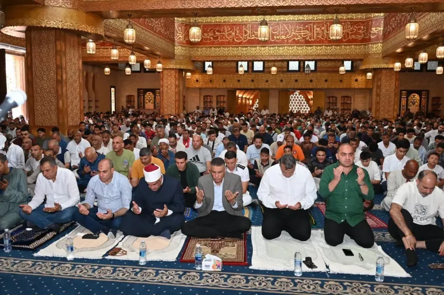 محافظ جنوب سيناء يتابع مطالب المواطنين عقب صلاة الجمعة بمسجد الصحابة بشرم الشيخ