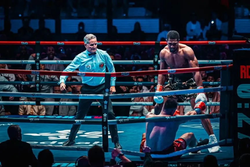 بعد بداية صادمة.. أنتوني جوشوا يعود ويحسم مواجهة ”The Comeback” بالضربة القاضية في جدة