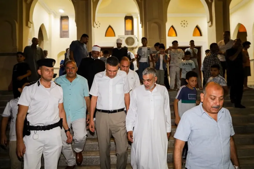 محافظ جنوب سيناء يلتقي بعدد من المواطنين ويناقش مشاكلهم عقب صلاة العشاء بمسجد الزهراء بطور سيناء