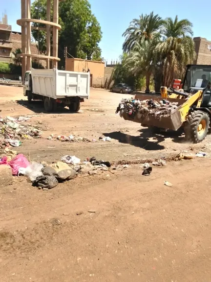رفع 70 طن من المخلفات الصلبة والتراكمات لتعزيز المظهر الحضاري بمركز قنا