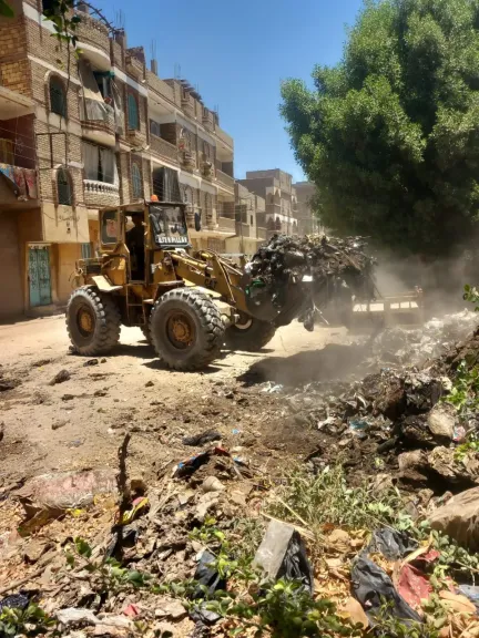 رفع 39 طن من نواتج تطهير ترعة القصر بنجع حمادي 