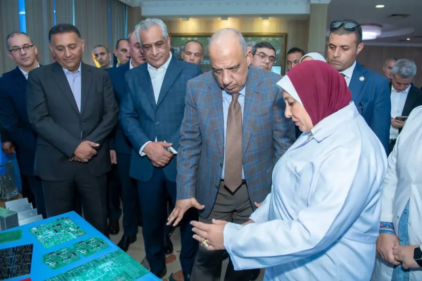 وزيرا الإنتاج والكهرباء يتفقدان بنها الإلكترونية