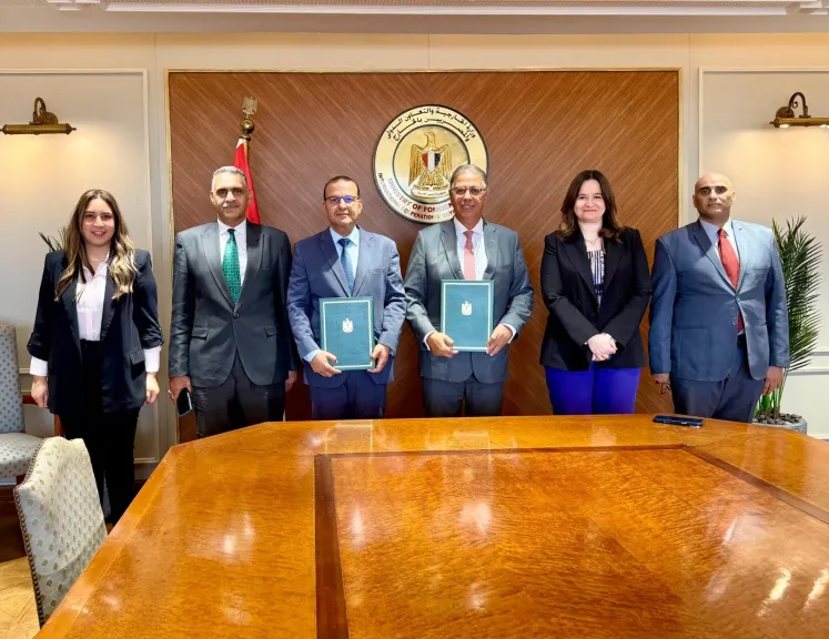 برتوكول تعاون بين وزارتي التنمية المحلية والبيئة والخارجية والتعاون الدولي وشئون المصريين بالخارج لدعم التنمية المجتمعية وتمكين الشباب والمرأة بالقرى الأكثر احتياجًا