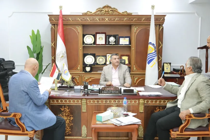 محافظ قنا يبحث مع عدد من أعضاء النواب والشيوخ تحسين الخدمات والإستجابة لمطالب المواطنين