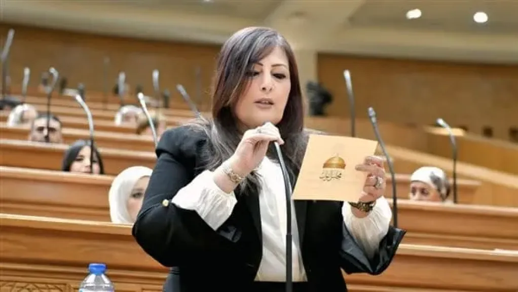  النائبة الدكتورة إليزابيث شاكر