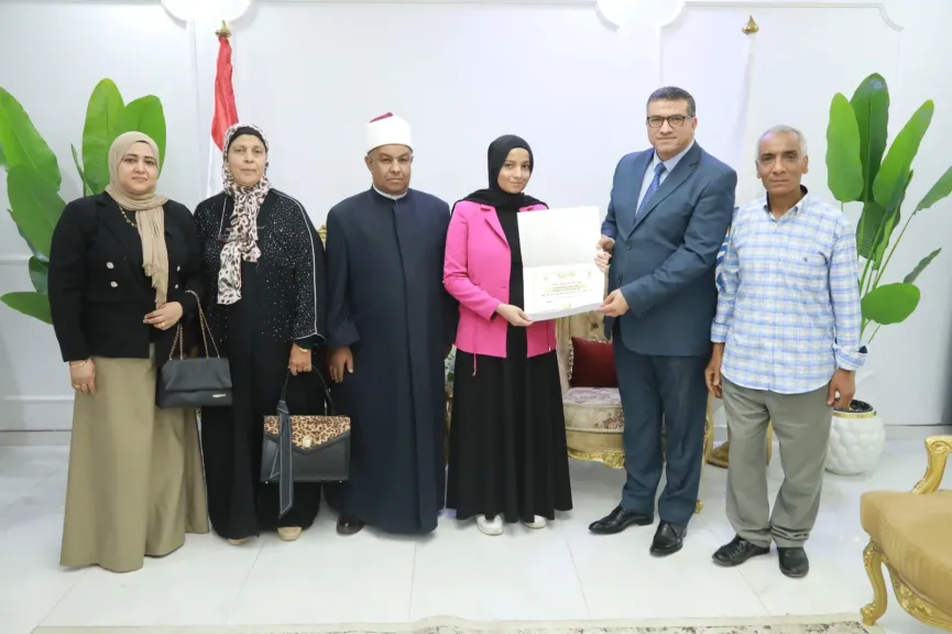 محافظ قنا ورئيس الإدارة المركزية للمنطقة الأزهرية يكرمان أوائل المعاهد الأزهرية