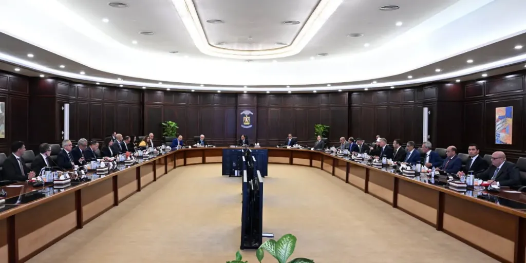 قرارات مهمة من الحكومة.. مدبولي يوافق على مشروعات عملاقة ودعم العمالة والعمل عن بُعد
