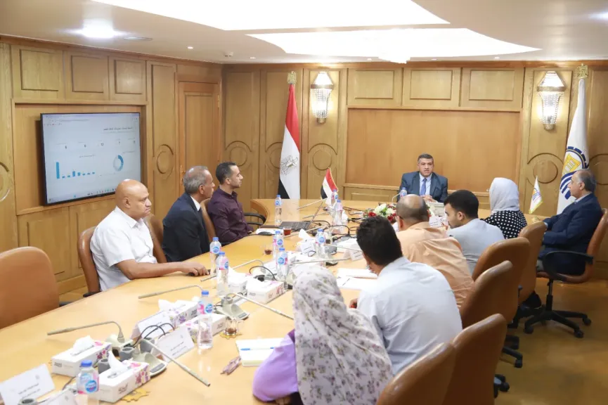 مناقشة الموقف النهائي للمشروعات المسجلة بالدورة الرابعة للمبادرة الخضراء الذكية بمحافظة قنا