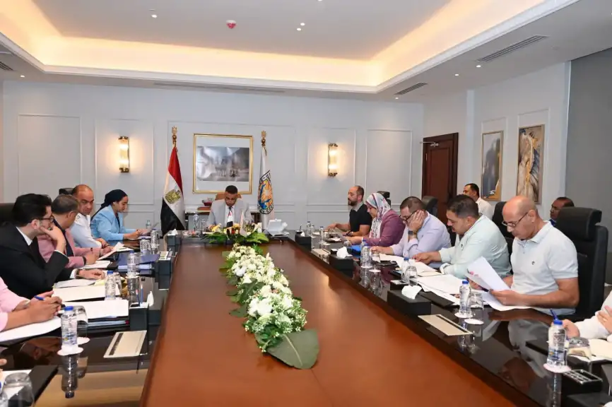 محافظ جنوب سيناء يبحث مع المستثمرين معوقات تنفيذ مشروعاتهم ودعم الإستثمار بالمحافظة
