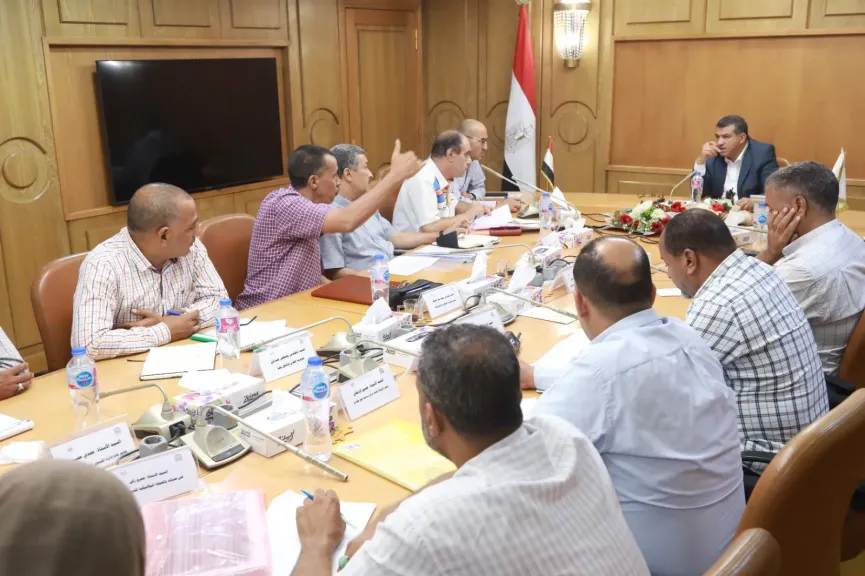 محافظ قنا يتابع مشروعات الخطة الإستثمارية ويوجه بتسريع معدلات التنفيذ وفق أعلى معايير الجودة