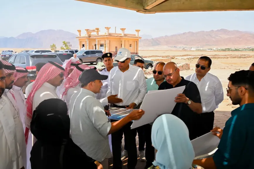 محافظ جنوب سيناء يتابع عرض مبدئي لتطوير الشاطئ الترفيهي بمنطقة اللاجون بمدينة دهب
