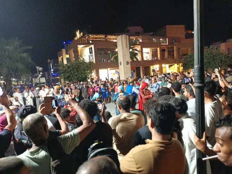 مع الحفاظ على التفاصيل والمعلومات «الكف والنجراشاد» يتصدران مشهد «شارع الفن».. عروض أسوانية ونوبية تضيء ميدان المحطة بأسوان