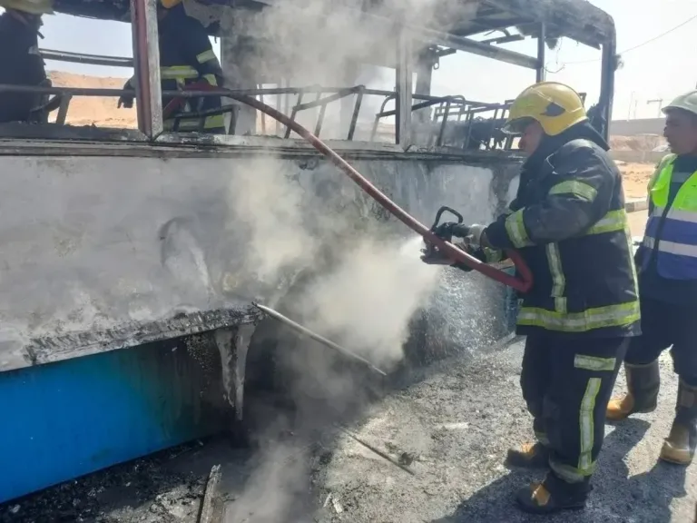 النيران تلتهم أتوبيس نقل عام أثناء خضوعه للإصلاح في مدينة نصر.. صور