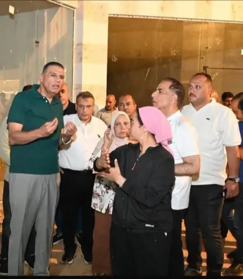 محافظ جنوب سيناء يتابع ميدانياً إصلاح الكسر بخط طرد الصرف الصحي بالسوق التجاري القديم بشرم الشيخ