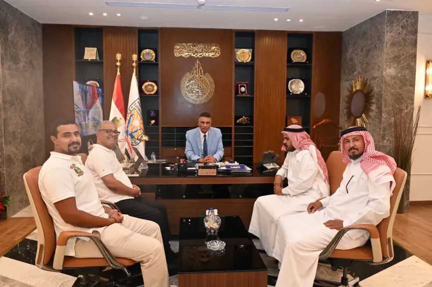 محافظ جنوب سيناء يستقبل وفد من شباب ورجال الأعمال وممثلي البدو بنويبع لتذليل المعوقات ودفع عجلة الإستثمار