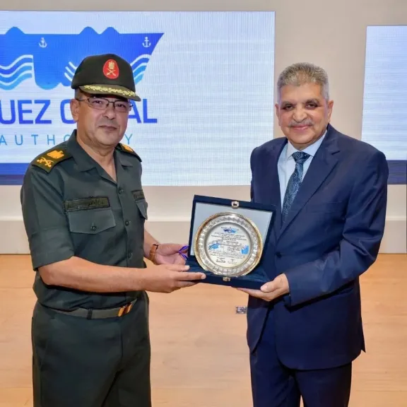 مدير كلية الدفاع الوطني وعدد من الدارسين يجرون زيارة لهيئة قناة السويس لزيادة الوعي بالمشروعات القومية والتنموية