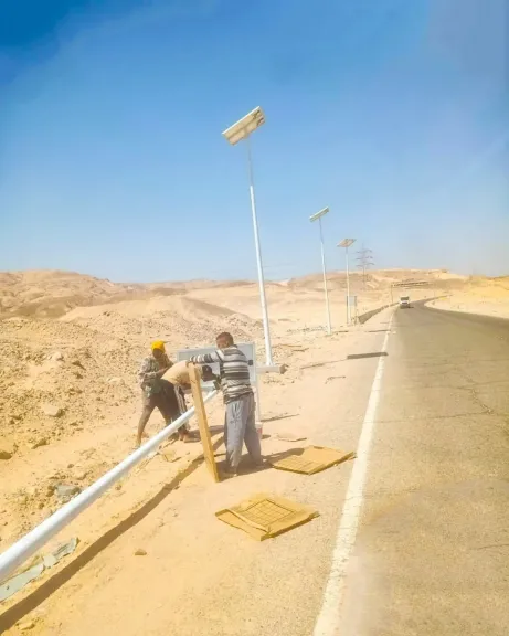 محافظ جنوب سيناء يوجه بإستكمال خطط التطوير برفع وتركيب أعمدة الإنارة بالطاقة الشمسية بكمين ”مفارق فيران بأبورديس”