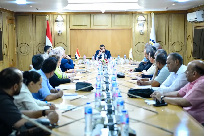 محافظ قنا يوجه بتفعيل ملف ”مدن التعلم” وتدشين مبادرة ”أنا متعلم مدى الحياة” لدعم الإمكانيات والموارد المتاحة بالمحافظة