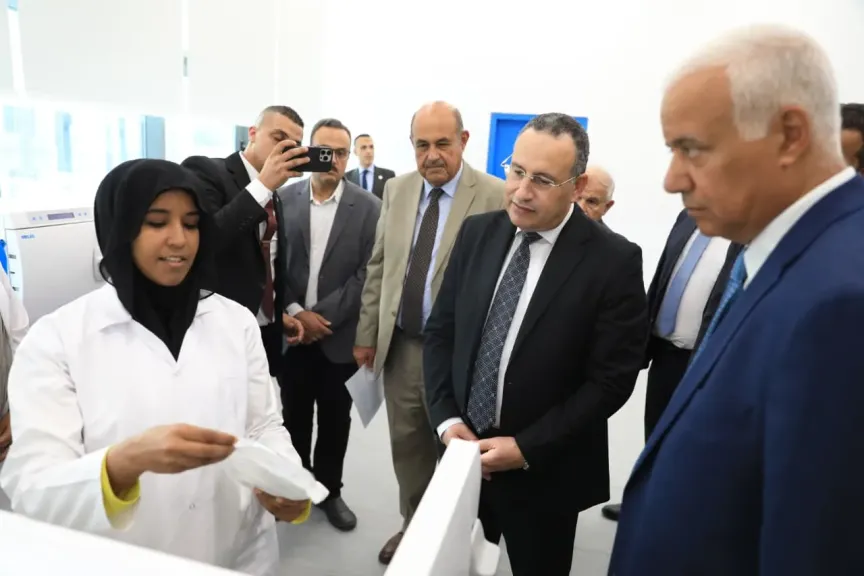 وزير التعليم العالي والقائم بعمل وزير الثقافة يتفقد جامعة العلمين الدولية ويطلع على التجهيزات الحديثة لمعامل كلية طب الفم والأسنان