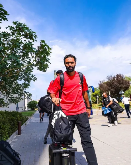 باستقبال استثنائي.. لقطات من وصول ”كبير أفريقيا” إلى برشلونة لخوض كأس خوان جامبر
