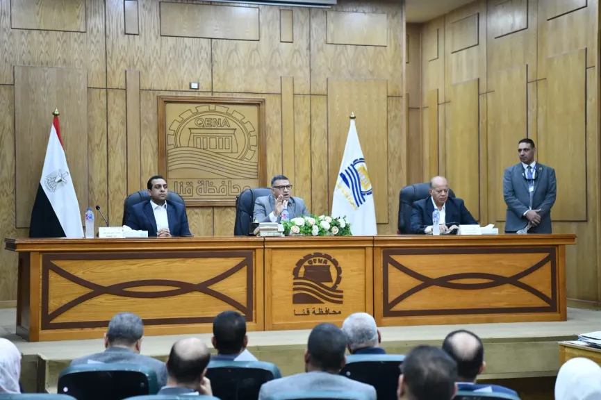 محافظ قنا يفحص 205 طلباً وشكوي ويوجه بالإستجابة الفورية لما إستوفي شروطه باللقاء المفتوح