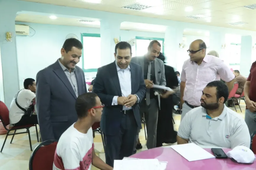نائب محافظ قنا يتابع فعاليات ملتقى التوظيف لتوفير فرص عمل للشباب بالتعاون مع ”جملة ماركت”