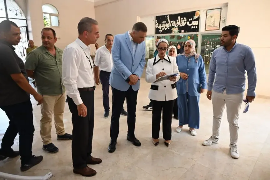 محافظ جنوب سيناء يتفقد نماذج أعمدة الإنارة بالطاقة الشمسية بأبوزنيمة