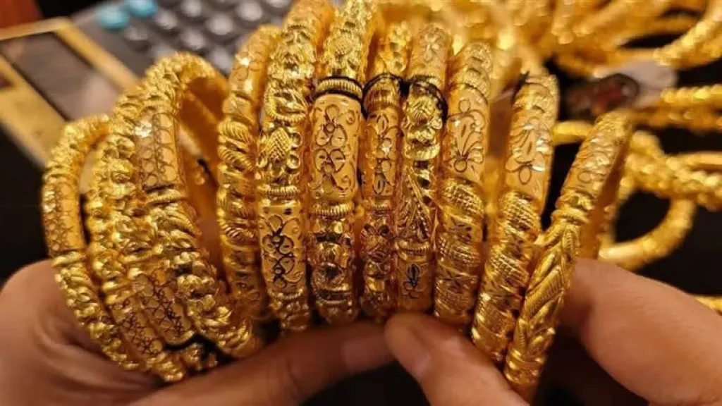 الذهب يصعد 30 دولارًا عالميًا وعيار 21 يسجل 6220 جنيهًا